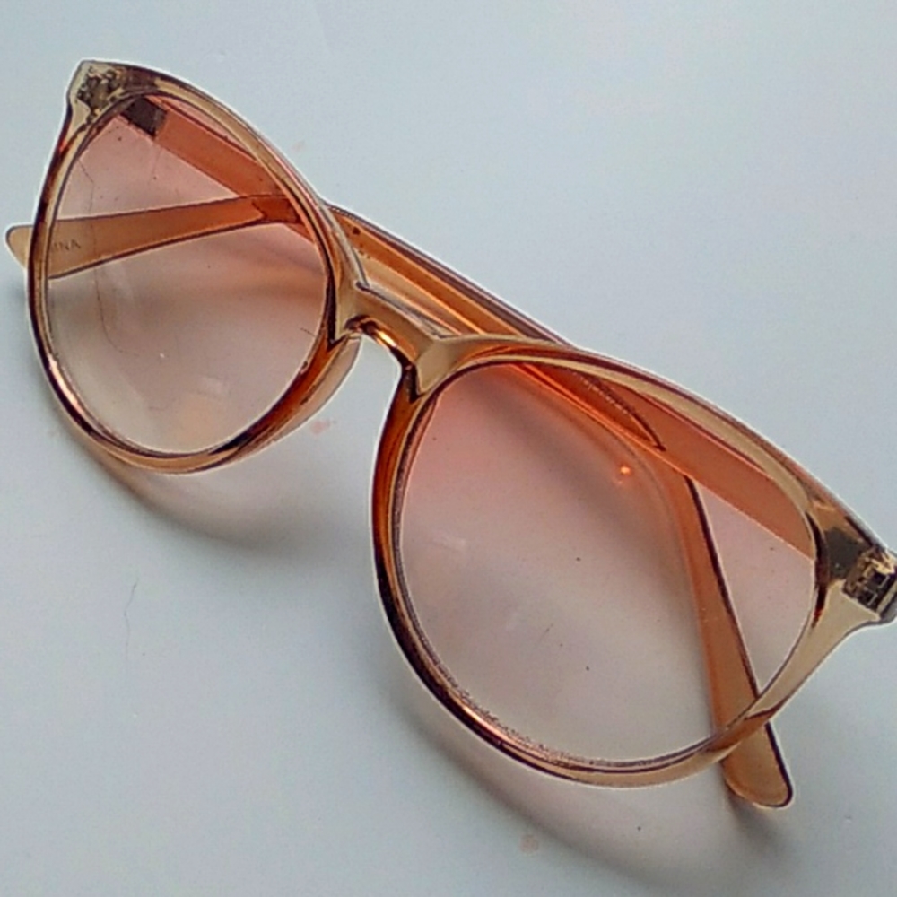 Light Tinted Round Lens Sunglasses
